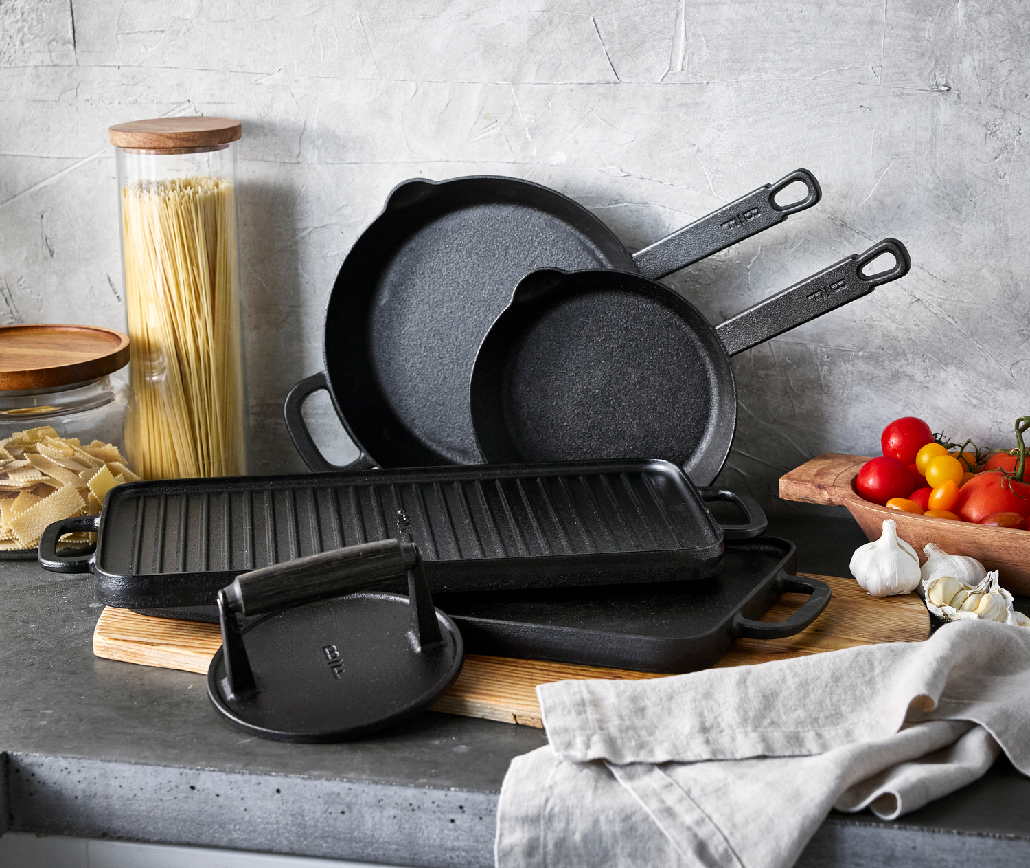 Cast Iron vs. Nonstick: Which One Belongs in Your Kitchen?