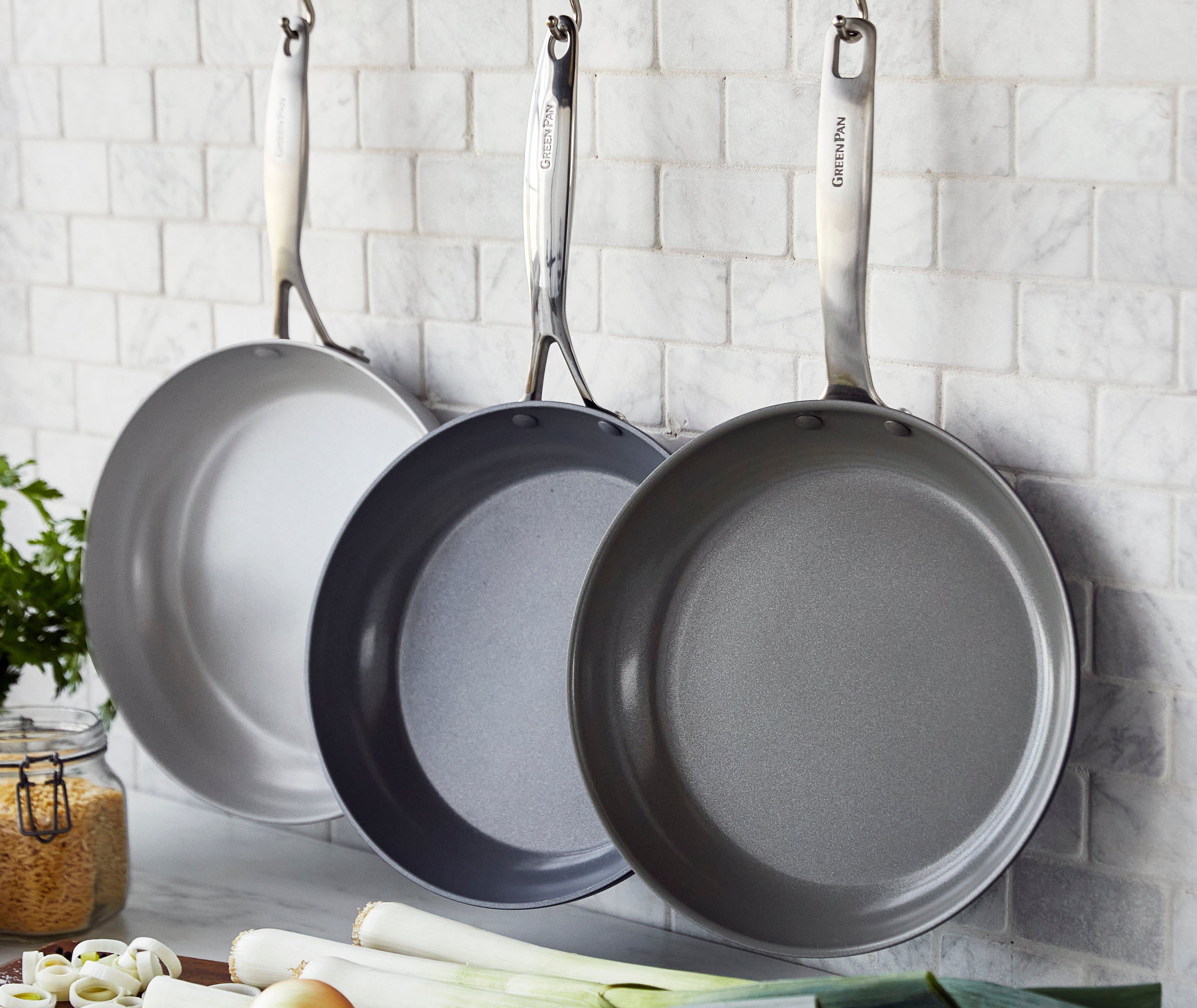 Differences Between a Skillet and a Frying Pan