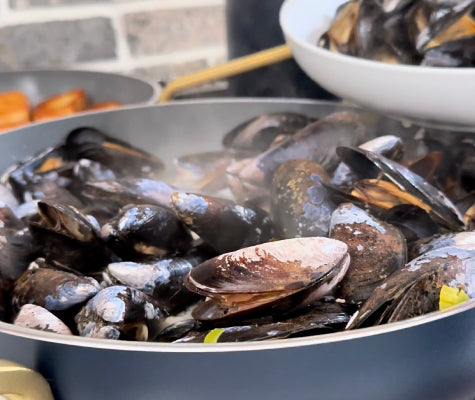 Steamed Mussels with Leeks, White Wine & Toasted Bread